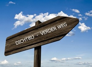 Wegwijzer dichtbij verweg